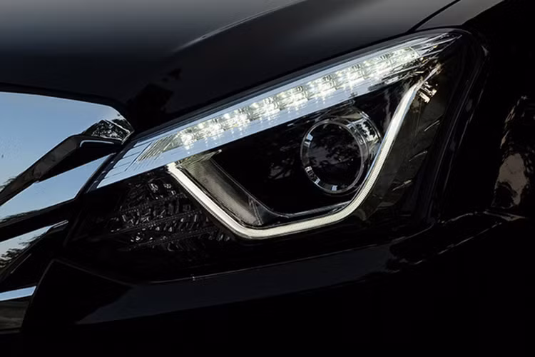 Những nâng cấp dành cho phiên bản facelift này không nhiều nhưng vẫn đem đến cái nhìn tươi mới hơn cho ngoại thất và nội thất của xe. Có thể kể đến các chi tiết ngoại thất như đèn pha LED với dải đèn LED DRL chạy ban ngày và cản va trước tái thiết kế.