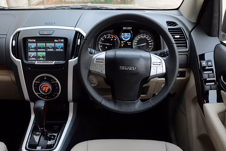 Trên bảng táp-lô, cần số và một phần của mặt cửa còn xuất hiện những chi tiết giả ốp gỗ. Chỉ khâu màu bạc đối lập được dùng cho vô lăng và xung quanh cụm điều khiển trung tâm.