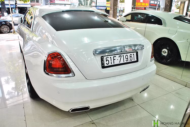 Phần đuôi xe ấn tượng với cụm đèn hậu dạng to bản với viền đường led chiếu sáng ban ngày, cặp ống-xả lớn dạng hình thang được làm bằng kim loại sáng. Xe có chiều dài, rộng, cao lần lượt là 5.269 x 1.947 x 1.507 mm, chiều dài cơ sở 3.112 mm, trọng lượng không tải 2.360 kg và thể tích cốp xe 470 lít.