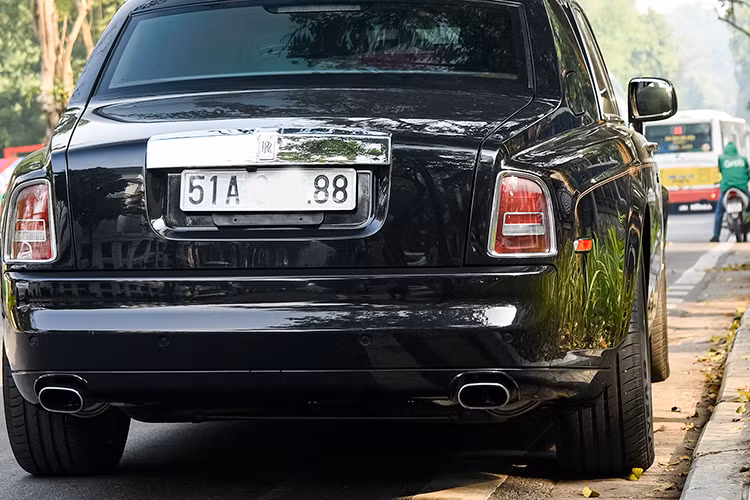 Nằm dưới nắp capo của Rolls-Royce Phantom Year of the Dragon là khối động cơ V12 có dung tích 6.75 lít, công suất tối đa 453 mã lực và mô-men xoắn cực đại đạt mức 720 Nm.
