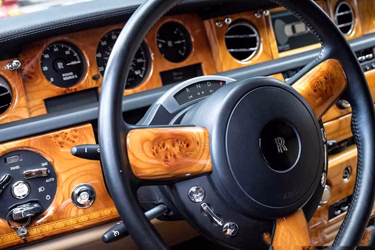 Bệ bước chân của xe được ốp kim loại và khắc dòng chữ "Year of the Dragon 2012", thảm lót sàn bằng lông cừu thể hiện mức độ xa xỉ trên những sản phẩm của Rolls-Royce. Khoang nội thất của xe được phối với tông màu sáng cùng chất liệu da bọc cao cấp, tương phản với lớp sơn đen ở phần ngoại thất.