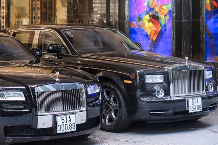 Nhiều người cũng thường xuyên bắt gặp cặp xe siêu sang Rolls-Royce mang biển số đuôi 88 đắt tiền này thường xuyên xuất hiện trước cổng và được để trong hầm tòa nhà Saigon Times Square ở TP.HCM. 