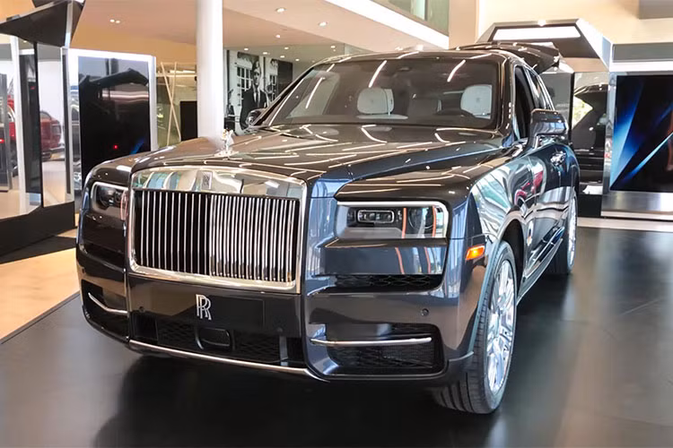 Chiếc xe cũng sẽ sở hữu các tuỳ chọn tiện nghi tương tự như Phantom, Rolls-Royce cho biết SUV siêu sang Cullinan mới sẽ được bán với giá từ 325.000 USD (tương đương khoảng 7,4 tỷ đồng) tại thị trường Mỹ, tất nhiên con số này chưa bao gồm các tuỳ chọn xa xỉ khác khi khách hàng mua xe.