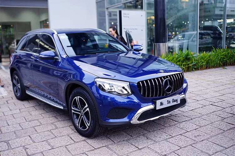 Cụ thể, ở phần đầu xe - Mercedes-Benz GLC 200 vẫn sử dụng công nghệ đèn led hiệu suất cao, tuy nhiên rất có thể nó sẽ không có chức năng đèn thông minh giống như 2 phiên bản đàn anh là GLC 250 &amp; GLC 300.