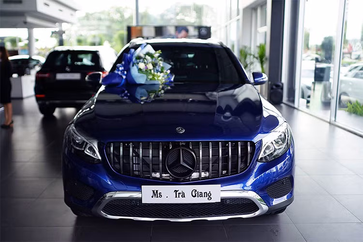 Hiện chưa rõ Á hậu này bỏ ra số tiền bao nhiêu để tậu chiếc crossover hạng sang của Mercedes-Benz. Chỉ biết rằng, giá bán Mercedes-Benz GLC 200 tiêu chuẩn đang được phân phối chính hãng là 1.679 tỷ đồng. Mẫu xe này hiện có giá thấp hơn hai "đàn anh" là GLC 250 4MATIC, hiện có giá 1,939 tỷ đồng, GLC 300 4MATIC có giá 2,209 tỷ đồng.