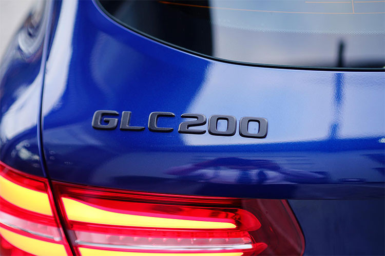 Ở phía đuôi xe, cụm ống xả kép mạ crom thiết kế thể thao được tích hợp với cản sau. Đèn hậu thiết kế thon gọn vẫn mang phông cách của đàn anh đang bán ra, gương chiếu hậu bên ngoài tích hợp đèn báo rẽ xi-nhan... 