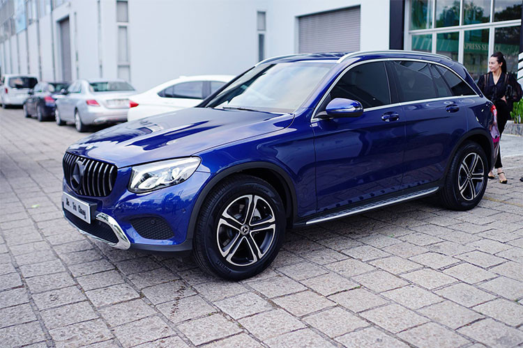 Mercedes-Benz GLC 200 2018 sử dụng chung động cơ M274 DE 20 2.0L tăng áp như trên "đàn anh" GLC 250 đang bán ra, mặc dù vậy công suất thấp hơn với 184 mã lực và mô-men xoắn cực đại 300 Nm. Xe vẫn được trang bị hộp số tự động 9 cấp nhưng không có hệ dẫn động 4 bánh 4Matic.