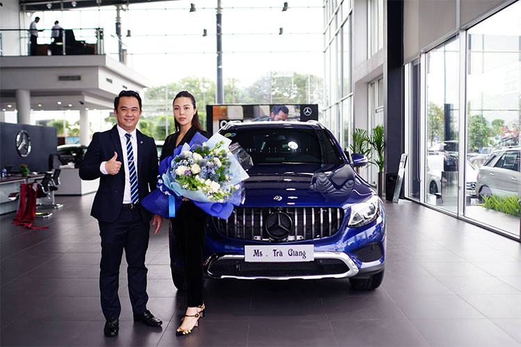 Chiếc Mercedes-Benz GLC 200 mới mà Á hậu Trà Giang tậu tại một showroom chính hãng ở TP HCM có ngoại thất sơn màu xanh Brilliant đẹp mắt, ngoài ra chiếc xe này còn có nhiều chi tiết được độ lại. Đây là mẫu xe "đàn em" của hai phiên bản GLC 250 và GLC 300 từng được bán trước đó tại thị trường Việt Nam.