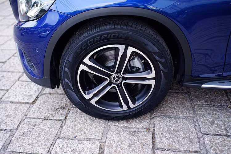 Hệ thống mâm hợp kim cỡ 18 inches thiết kế 5 chấu đơn bản to, cùng kích cỡ lốp lốp 235/55 trên xe Mercedes GLC 200. Ngoài ra, xe còn sở hữu giá để đồ trên nóc xe, bậc lên xuống bằng vật liệu hợp kim nhôm.