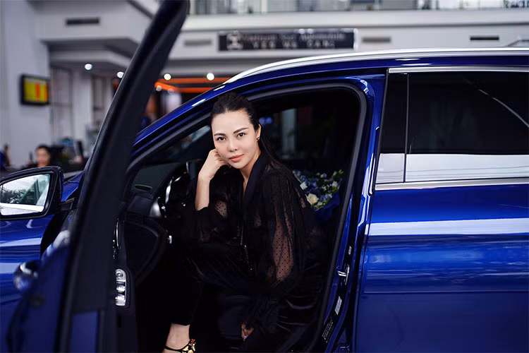 Về nội thất, Mercedes-Benz GLC 200 mới được hãng xe sang Đức trang bị nội thất ghế da sang trọng cùng ốp gỗ tần bì sần cao cấp, Vô lăng bọc da 3 chấu quen thuộc của Mercedes đi kèm các nút bấm tiện ích.