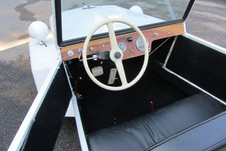 Đến năm 1966, Midget đã chuyển sang sử dụng động cơ Kohler công suất 12 mã lực và một hệ thống điện 12 volt. Các trang bị bên trong xe khá đơn giản với hai ghế ngồi, mui trần xếp tay...