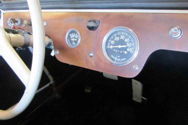 Midget Motors đã quảng cáo chiếc xe tí hon của mình trên nhiều tạp chí nổi tiếng thời đó. Các quảng cáo tập trung vào giá rẻ và số km cao của xe ôtô King Midget cỡ nhỏ. Ví dụ, một quảng cáo năm 1960 đã hứa hẹn về một chiếc xe chỉ nặng 227 kg, đạt tốc độ tối đa 80 km/h, và tiêu thụ nhiên liệu 4,7 lít/100 km.