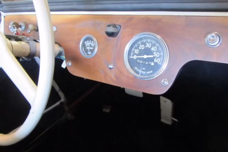 Midget Motors đã quảng cáo chiếc xe tí hon của mình trên nhiều tạp chí nổi tiếng thời đó. Các quảng cáo tập trung vào giá rẻ và số km cao của xe ôtô King Midget cỡ nhỏ. Ví dụ, một quảng cáo năm 1960 đã hứa hẹn về một chiếc xe chỉ nặng 227 kg, đạt tốc độ tối đa 80 km/h, và tiêu thụ nhiên liệu 4,7 lít/100 km.