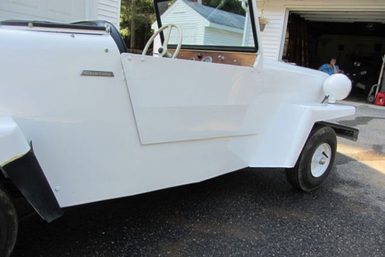 King Midget giá rẻ đúng như tên gọi gợi ý, nó được thiết kế để trông giống một chiếc xe đua tí hon. Ban đầu, công ty đã bán King Midget như một bộ kit bao gồm mọi thứ trừ động cơ, tất cả chỉ với giá 270 USD. Những chiếc xe được lắp ráp hoàn chỉnh bắt đầu có mặt vào năm 1947 với động cơ Wisconsin 1 xi-lanh có công suất 6 mã lực khiêm tốn. Nó chỉ được dẫn động bởi duy nhất 1 bánh sau vì một bộ vi sai sẽ làm tăng chi phí.