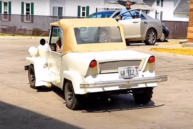 Tuy nhiên, microcar không có được thành công ở thị trường Mỹ, nơi nhiên liệu vẫn duy trì giá rẻ suốt thập niên 1950 trong khi xe cỡ nhỏ ở đây đã gần lớn bằng xe cỡ vừa ở châu Âu. Nhưng thực tế là một số công ty đã liều lĩnh bước vào phân khúc cá biệt này ngay trong những năm 1940. Midget Motors Corporation là một trong số đó. Nhà sản xuất xe bé nhỏ gần như vô danh này đến từ Athens, Ohio, và đã sản xuất một mẫu microcar từ năm 1946 – 1970.