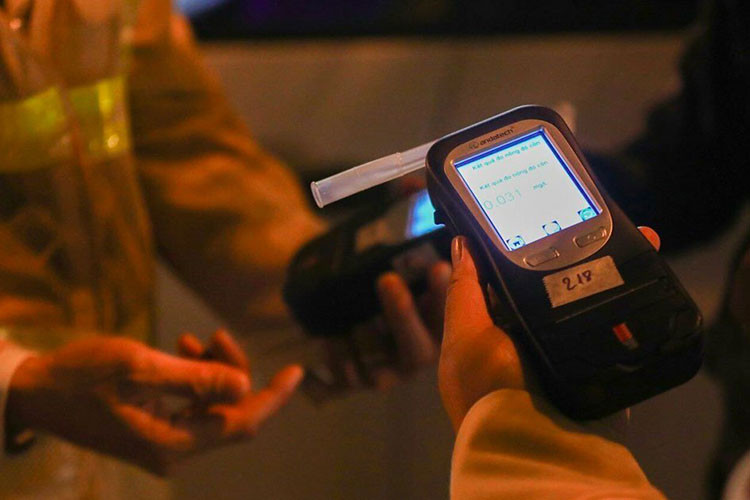 Việc từ chối kiểm tra nồng độ cồn sẽ bị xử phạt theo mức cao nhất đối với vi phạm nồng độ cồn theo khung hình phạt hiện hành.