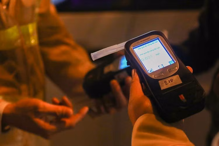 Việc từ chối kiểm tra nồng độ cồn sẽ bị xử phạt theo mức cao nhất đối với vi phạm nồng độ cồn theo khung hình phạt hiện hành.