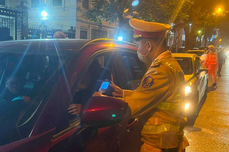 Nghị định 100/2019/NĐ-CP đã quy định rõ về chế tài xử phạt đối với hành vi không chấp hành yêu cầu kiểm tra về nồng độ cồn.