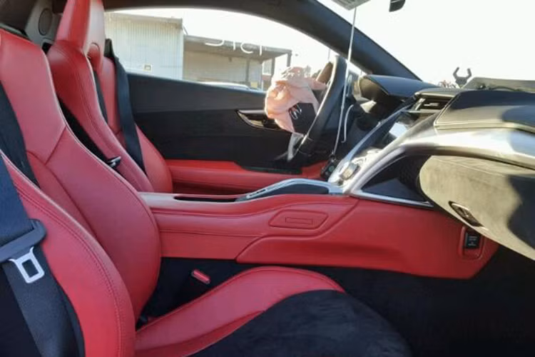 Cùng với những thiệt hại có thể nhìn thấy ở phía trước, siêu xe đen đủi NSX này còn bị xây sát cả ở phía sau, gồm cụm cản và đèn hậu. Túi khí bên phía người lái và hông cũng đã bị bung ra. Tuy nhiên ngoài những vấn đề kể trên thì chiếc xe vẫn sở hữu nội thất nguyên bản.