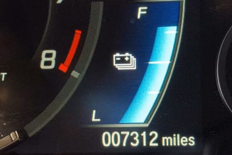 Theo chủ nhân thì chiếc xe này vẫn đang chạy được mặc dù phần đầu xe bị đâm khá nặng, tuy nhiên những hình ảnh bên ngoài có thể không cho thấy hết các thiệt hại thực sự mà siêu xe Nhật phải hứng chịu. Bên trong nội thất, bảng đồng hồ công-tơ-mét của xe chỉ con số 7312 dặm (tương đương 11.767km), nói chung là còn khá mới.