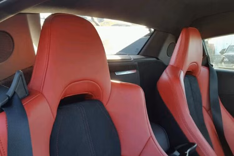 Siêu xe Acura NSX thế hệ mới là dòng xe hybrid trang bị động cơ V6 dung tích 3,5 lít tăng áp kép kết hợp với 3 động cơ điện và hộp số tự động 9 cấp. Xe có công suất 500 mã lực và mô men xoắn cực đại 463Nm. Điều thú vị là hai bánh trước hoàn toàn không chịu sự điều khiển cơ học của động cơ đặt giữa V6 mà được gắn với một động cơ điện. 