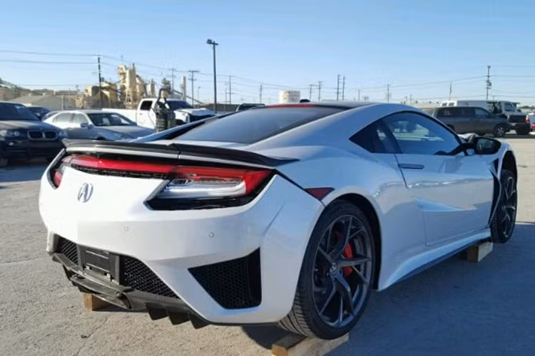 Phần đầu của chiếc xe gần như bị phá hỏng toàn bộ, từ lưới tản nhiệt, cản va, nắp capo và cụm đèn pha. Đây là những hư hại bên ngoài, có thể phục hồi ở nhiều xưởng sửa chữa xe. Dù vậy nếu hai động cơ điện phía trước cũng bị hư hại trong vụ va chạm thì số tiền sửa chữa sẽ không hề nhỏ.