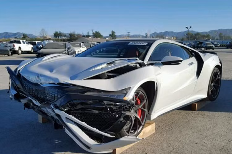  Siêu xe Acura NSX 2017 mới chỉ được giao hàng từ cuối năm ngoái, thế nhưng đã có một chiếc NSX tại Mỹ bị gặp nạn "nát đầu" trong một vụ va chạm. Thay vì kéo đến xưởng sửa chữa, chủ nhân của nó đã quyết định “để nguyên hiện trạng” và mang siêu xe này đến sàn đấu giá tại California.