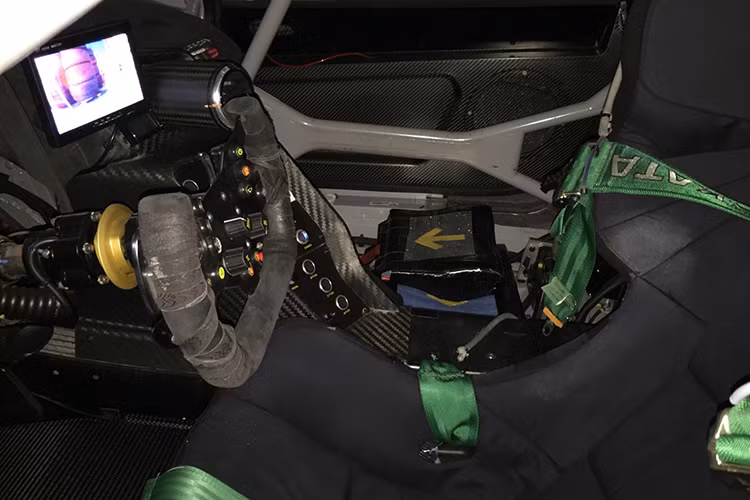 Bên trong nội thất của siêu xe nhà Lamborghini đã được thay đổi hoàn toàn với hầu hết vật liệu carbon, vô lăng và ghế ngồi thể thao nhằm giảm tối đa trọng lượng cũng như phục vụ mục đích chính là điều khiển xe.