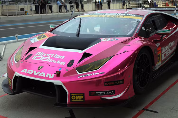 Huracan GT3 Pink được trang bị hệ thống động cơ V10 5.2L phun xăng trực tiếp như Huracan bản tiêu chuẩn, đi kèm chip điều khiển động cơ được cung cấp bởi thương hiệu đình đám Bosch Motorsport.