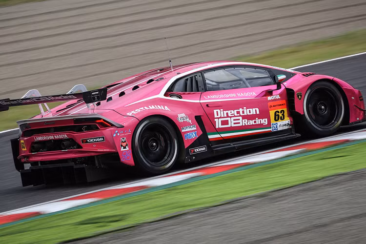 Chiếc siêu xe Huracan GT3 phiên bản đua này từng thi đấu tại giải Super GT Nhật Bản vào năm ngoái dưới sự điều hành của Direction Racing với sự hỗ trợ kỹ thuật của Lamborghini bằng gói nâng cấp Squadra Corse và màu sơn hồng đầy cá tính.