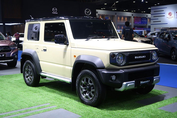 Theo một số nguồn tin, Suzuki Jimny 2023 cũng sẽ ra mắt Việt Nam trong năm nay. Hiện các đại lý đã bắt đầu nhận cọc dành cho mẫu SUV bé hạt tiêu này nhưng chưa công bố cụ thể thông số cũng như các phiên bản. 