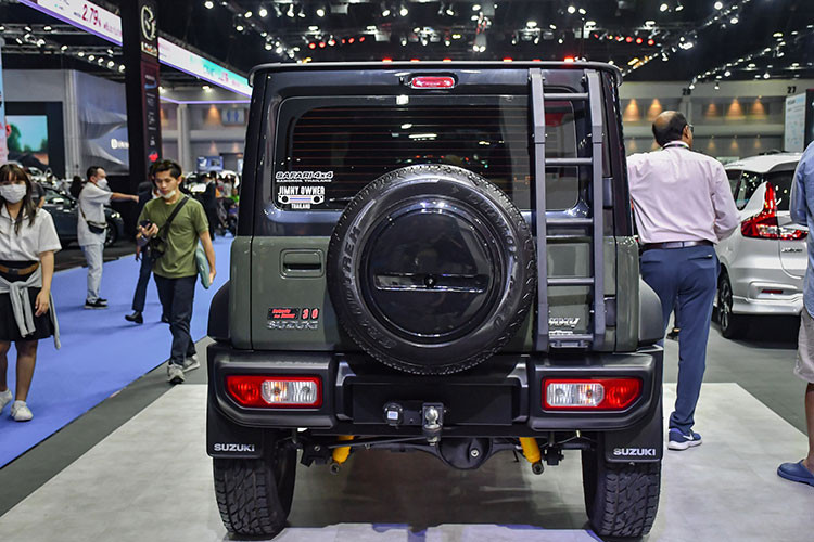 Ở thị trường này, xe được trang bị lưới tản nhiệt và hốc gió trung tâm đều đi kèm lưới tổ ong màu đen. Bên cạnh đó là đèn pha projector LED với tính năng tự động bật/tắt và rửa đèn, đèn sương mù trước, đèn hậu LED, gương ngoại thất chỉnh điện với ốp màu đen...