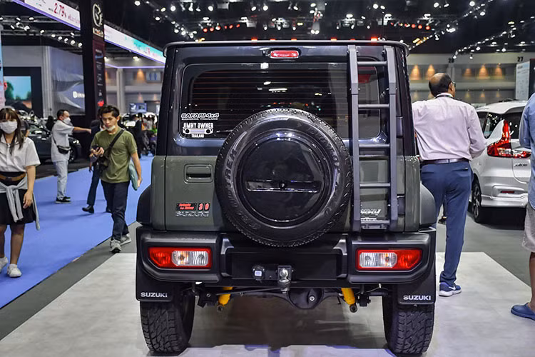 Ở thị trường này, xe được trang bị lưới tản nhiệt và hốc gió trung tâm đều đi kèm lưới tổ ong màu đen. Bên cạnh đó là đèn pha projector LED với tính năng tự động bật/tắt và rửa đèn, đèn sương mù trước, đèn hậu LED, gương ngoại thất chỉnh điện với ốp màu đen...