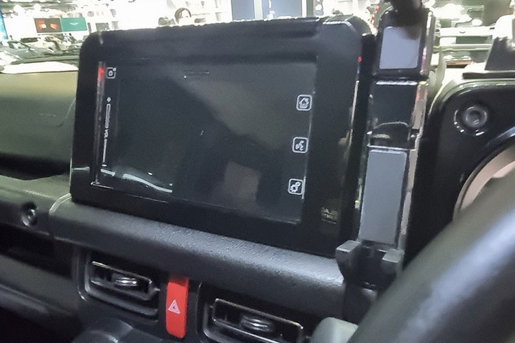 Các tính năng an toàn của xe cũng khá cơ bản với 2 túi khí trước, phanh đĩa thông khí trước, phanh tang trống sau, hệ thống chống bó cứng phanh ABS, phân phối lực phanh điện tử EBD, trợ lực phanh BA, cân bằng điện tử ESP, kiểm soát lực kéo, hỗ trợ khởi hành ngang dốc và hỗ trợ xuống dốc.