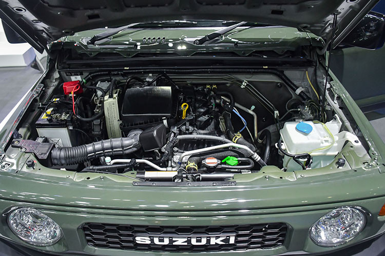 Nằm bên dưới nắp ca-pô của Suzuki Jimny 1.5 AT 4WD 2023 tại Thái Lan là động cơ 4 xi-lanh, dung tích 1.5L, sản sinh công suất tối đa 102 mã lực tại tua máy 6.000 vòng/phút và mô-men xoắn cực đại 130 Nm tại tua máy 4.000 vòng/phút. Động cơ kết hợp với hộp số tự động 4 cấp và hệ dẫn động 4 bánh. 