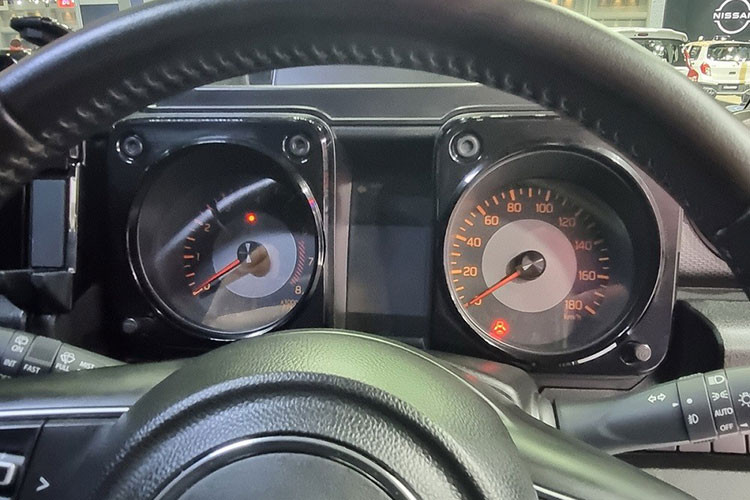 Thêm vào đó là bảng đồng hồ analog với màn hình đa thông tin ở giữa, màn hình cảm ứng trung tâm 7 inch, hỗ trợ Apple CarPlay/Android Auto/Mirror Link, hệ thống định vị, 2 loa, điều hòa tự động, ổ điện 12V, cổng USB, hệ thống kiểm soát hành trình và phanh tay chỉnh cơ.