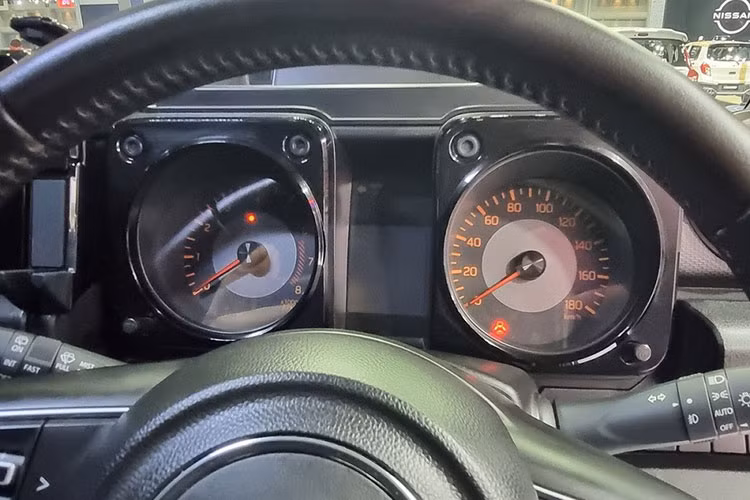 Thêm vào đó là bảng đồng hồ analog với màn hình đa thông tin ở giữa, màn hình cảm ứng trung tâm 7 inch, hỗ trợ Apple CarPlay/Android Auto/Mirror Link, hệ thống định vị, 2 loa, điều hòa tự động, ổ điện 12V, cổng USB, hệ thống kiểm soát hành trình và phanh tay chỉnh cơ.