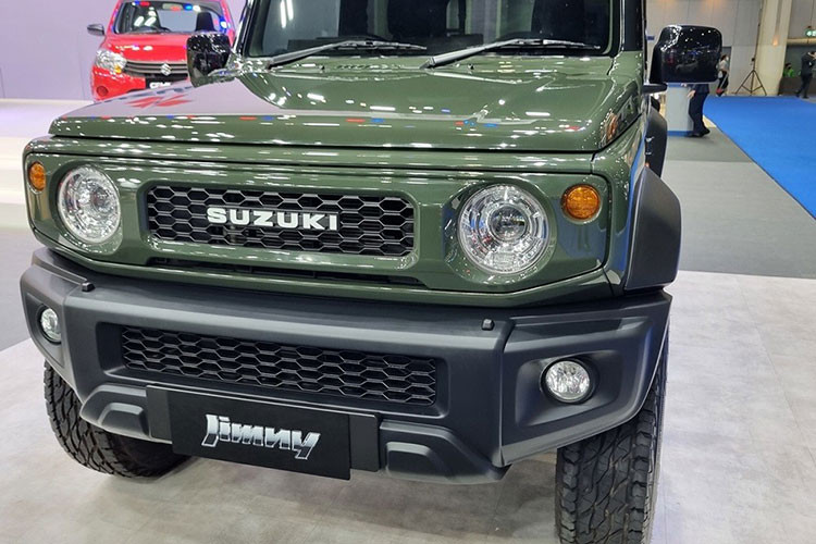 Tuy nhiên, hãng Suzuki chỉ phân phối đúng 50 chiếc Jimny 2023 ở thị trường Thái Lan. Do đó, hãng Suzuki sẽ tiến hành quay sổ xố trên trang chủ của mình để chọn ra 50 người may mắn trong số 1.183 người đặt mua Jimny.