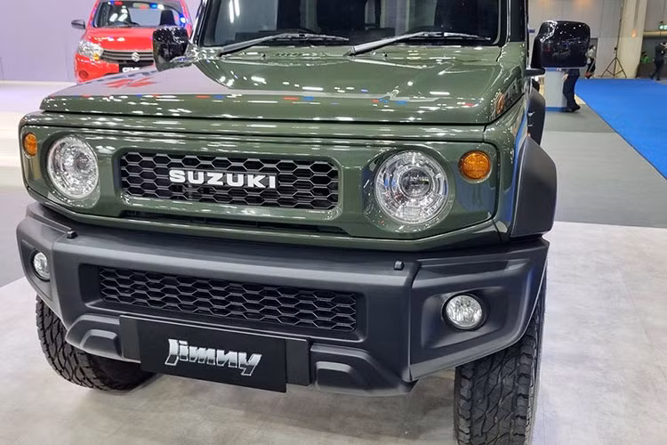 Tuy nhiên, hãng Suzuki chỉ phân phối đúng 50 chiếc Jimny 2023 ở thị trường Thái Lan. Do đó, hãng Suzuki sẽ tiến hành quay sổ xố trên trang chủ của mình để chọn ra 50 người may mắn trong số 1.183 người đặt mua Jimny.