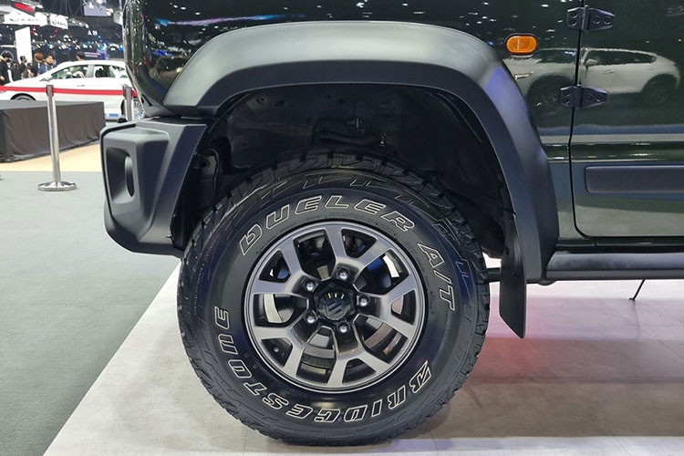 Ngoài xanh Solid Jungle Green và trắng ngà - nóc đen, Suzuki Jimny 2023 tại Thái Lan còn có những tùy chọn màu sắc khác là xanh cốm - nóc đen, trắng, xám, đen, trắng cũng như xanh dương - nóc đen. Tại Thái Lan, Suzuki Jimny 2023 chỉ có 1 phiên bản là 1.5 AT 4WD với thiết kế 3 cửa. So với phiên bản cũ bán tại Thái Lan, Suzuki Jimny 1.5 AT 4WD 2023 không có gì khác biệt.