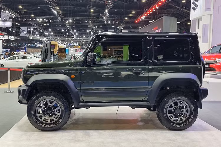 Được nhập khẩu nguyên chiếc vào Thái Lan, giá xe Suzuki Jimny 2023 tới 1,76 triệu Baht (khoảng 1,214 tỷ đồng) với phiên bản sơn 1 màu. Trong khi đó, phiên bản sơn 2 màu của xe có giá 1,79 triệu Baht (1,235 tỷ đồng). Như vậy, Suzuki Jimny 1.5 AT 4WD 2023 có giá còn cao hơn cả Honda CR-V thế hệ mới vừa ra mắt tại Thái Lan (1,419 - 1,729 triệu Baht, tương đương 979 triệu đến 1,193 tỷ đồng).