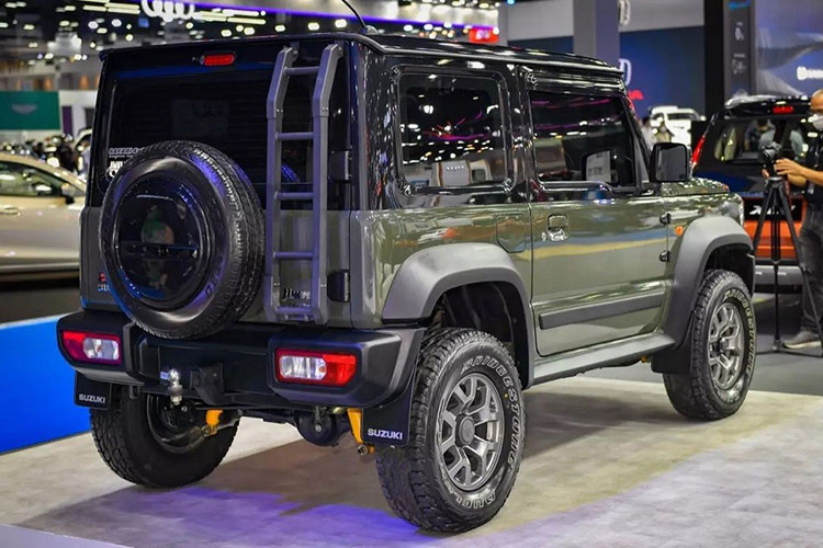 Theo hãng Suzuki, phần lớn khách hàng Thái Lan đều đặt mua Jimny 2023 phiên bản màu xanh lục Solid Jungle Green. Màu sơn này cũng được trưng bày trong triển lãm BIMS cùng với chiếc xe màu trắng ngà phối nóc đen.