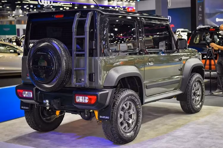 Theo hãng Suzuki, phần lớn khách hàng Thái Lan đều đặt mua Jimny 2023 phiên bản màu xanh lục Solid Jungle Green. Màu sơn này cũng được trưng bày trong triển lãm BIMS cùng với chiếc xe màu trắng ngà phối nóc đen.