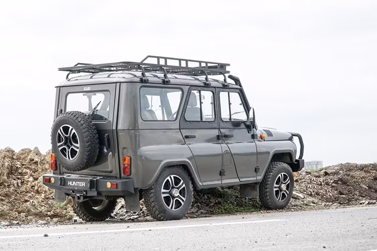 Trong số 3 mẫu xe được phân phối gồm UAZ Patriot, Pickup và Hunter thì mẫu SUV Hunter nhận được nhiều quan tâm nhất bới nó chính là "hậu duệ" của huyền thoại 469 sản xuất năm 1972. Quá khứ của UAZ nổi danh với 2 mẫu xe địa hình là Gaz-69 và UAZ-469. Với 469, chiếc SUV này được đánh giá là mẫu xe thành công nhất của hãng sản ôtô Nga.