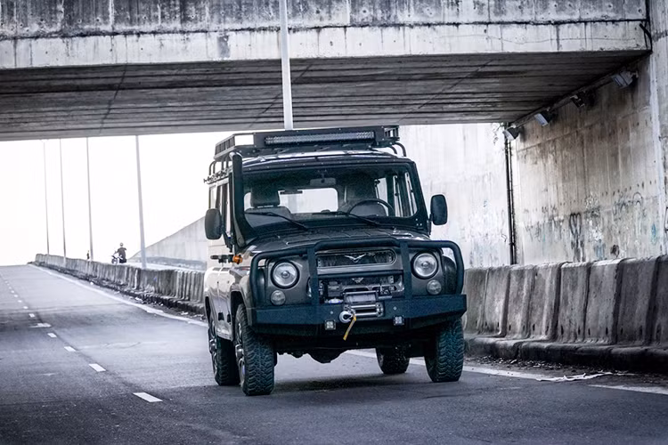Mẫu xe UAZ Hunter Trophy có kích thước Dài x Rộng x Cao là 4.100 x 1.730 x 2.010 (mm), chiều dài cơ sở 2.380 mm, khoảng sáng gầm xe 210 mm và khả năng lội nước sâu 500 mm. Điểm mới trên UAZ Hunter so với thế hệ 469 trước đây là vô-lăng và các cần gạt xi-nhan, điều khiển gạt nước đã được làm lại, phù hợp xu hướng mới.