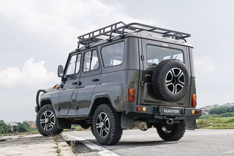 Ngoài việc độ một số chi tiết, khối động cơ xe vẫn ở dạng nguyên bản sử dụng công nghệ phun của Bosh mới nhất hiện nay. Chiếc Hunter trong bài viết này là phiên bản Trophy, nó được trang bị động cơ xăng dung tích 2,7 lít, công suất 128 mã lực ở vòng tua máy 4.600 vòng/phút, mô-men xoắn cực đại 209,7Nm tại 2.500 vòng/phút.