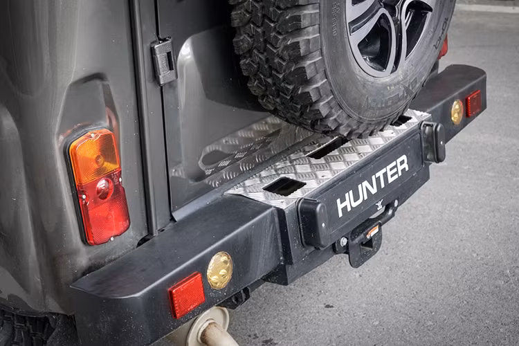 Sau khoảng 1 tháng cân chỉnh theo yêu cầu của chủ xe, chiếc Hunter Trophy đã khá "ngầu" khi khoác lên mình diện mạo mới. Ước tính, gói chi phí lên đồ chơi cho xe (đã bao gồm thêm điều hòa) là khoảng hơn 200 triệu đồng, gần bằng một nửa so với giá bán 460 triệu đồng của Hunter.