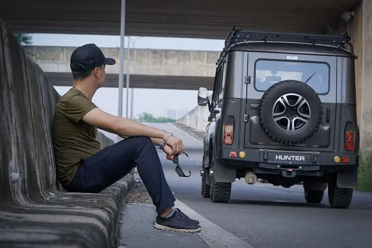 Theo chủ nhân của chiếc xe cho hay, gói độ được thiết kế và thi công ngay tại Việt Nam và với một số đồ chơi offroad gắn ngoài, chiếc Hunter phong cách cổ điển đã trông cứng cáp và ngầu hơn trước rất nhiều. Nó khiến nhiều người chơi xe cảm thấy ấn tượng hơn so với vẻ ngoài cục mịch nguyên bản, thiết kế đơn giản khi bán ra.