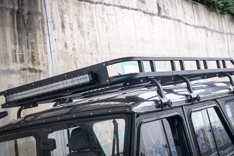 Bản thân đã là chiếc xe SUV địa hình 4x4 với đặc điểm sàn xe dễ thoát nước, gầm cao, máy khỏe... chính vì vậy việc độ lại chiếc UAZ Hunter này chủ yếu tập trung vào các chi tiết đồ chơi bên ngoài như cản trước, cản sau, giá nóc, đèn trợ sáng và ống thở nối dài cổ hút gió lên cao.