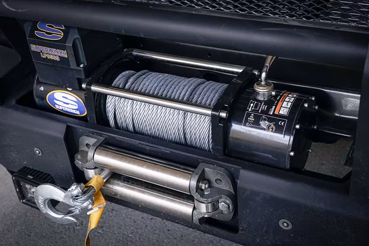 Chiếc xe Hunter Trophy độ trong bài này là chiếc được đặt hàng sớm nhất Việt Nam, nó được một khách hàng người Bỉ đang làm việc tại Việt Nam mua để sử dụng hàng ngày. Để phù hợp với nhu cầu đi lại và sẵn sàng tham gia các chuyến khám phá khắp Việt Nam, chủ xe đã yêu cầu nhà phân phối "độ" thêm đồ chơi offroad và lắp đặt điều hòa.